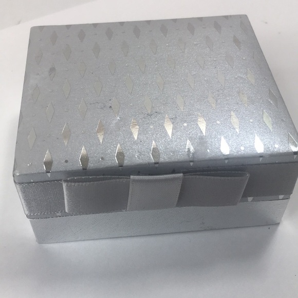 New Genuine Crystal Fine Silver Plated Disc Initial E necklace 18" Chain in Box - Picture 4 of 4